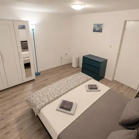 Апартаменти Em Stobrec Croatia